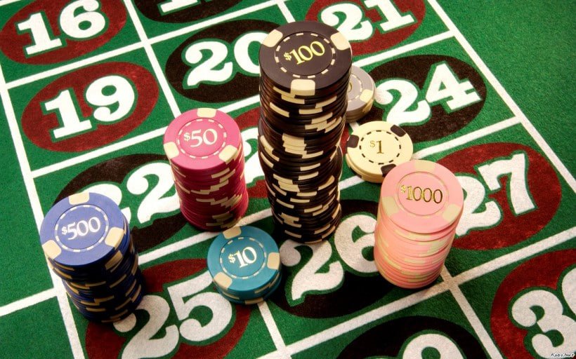 pxbet live casino dealer table streamed on a mobile phone in the Philippines